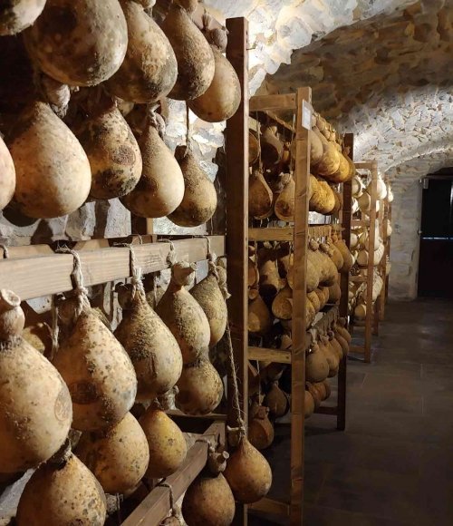 Caciocavallo in der Höhle von Tufo gealtert | Molise.Store