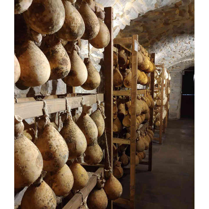 Caciocavallo vieilli dans une grotte de tuffeau | Molise.Store